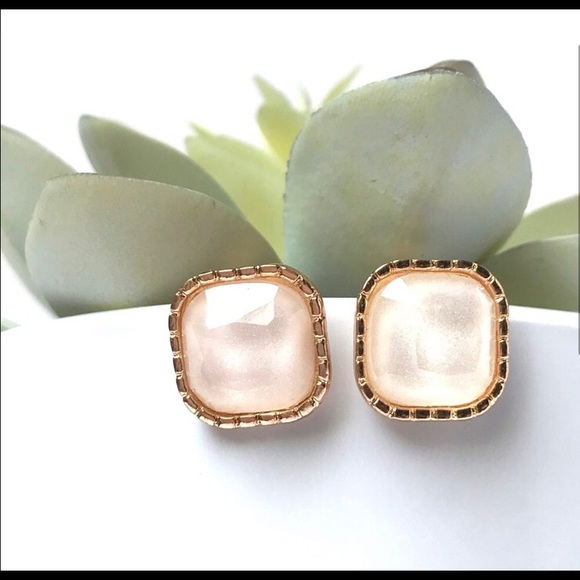LAST PAIR: Champagne white Homaica marble stud women’s pearlescent earrings - Picture 3 of 4